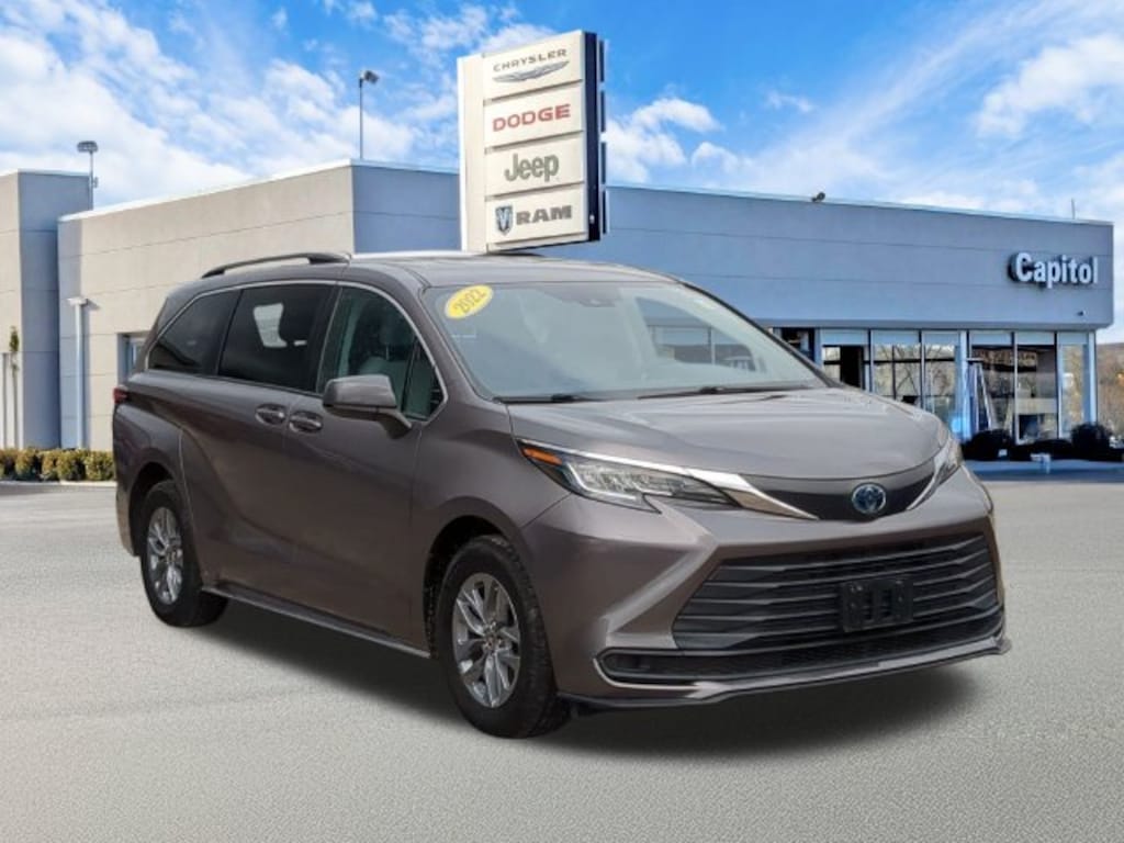 Used 2022 Toyota Sienna LE Minivan/Van