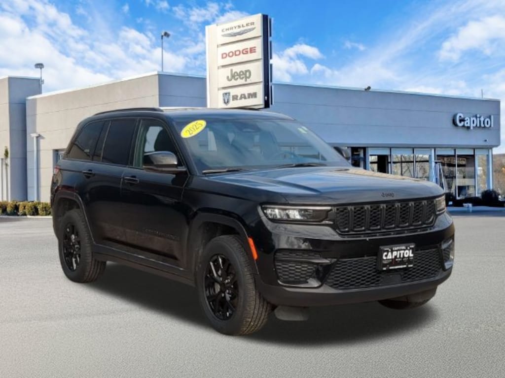 Used 2025 Jeep Grand Cherokee Altitude SUV