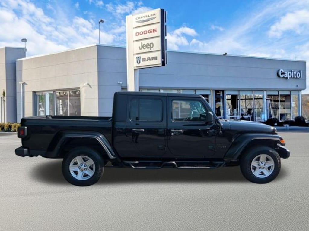 Used 2022 Jeep Gladiator Sport Truck