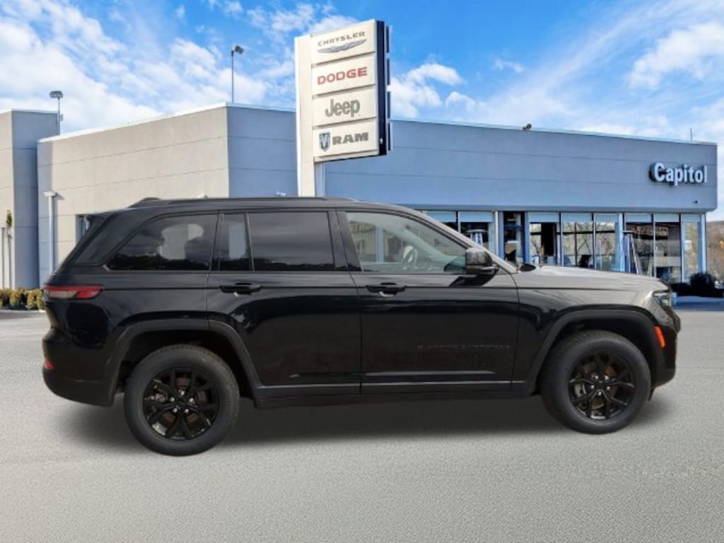 Used 2025 Jeep Grand Cherokee Altitude SUV