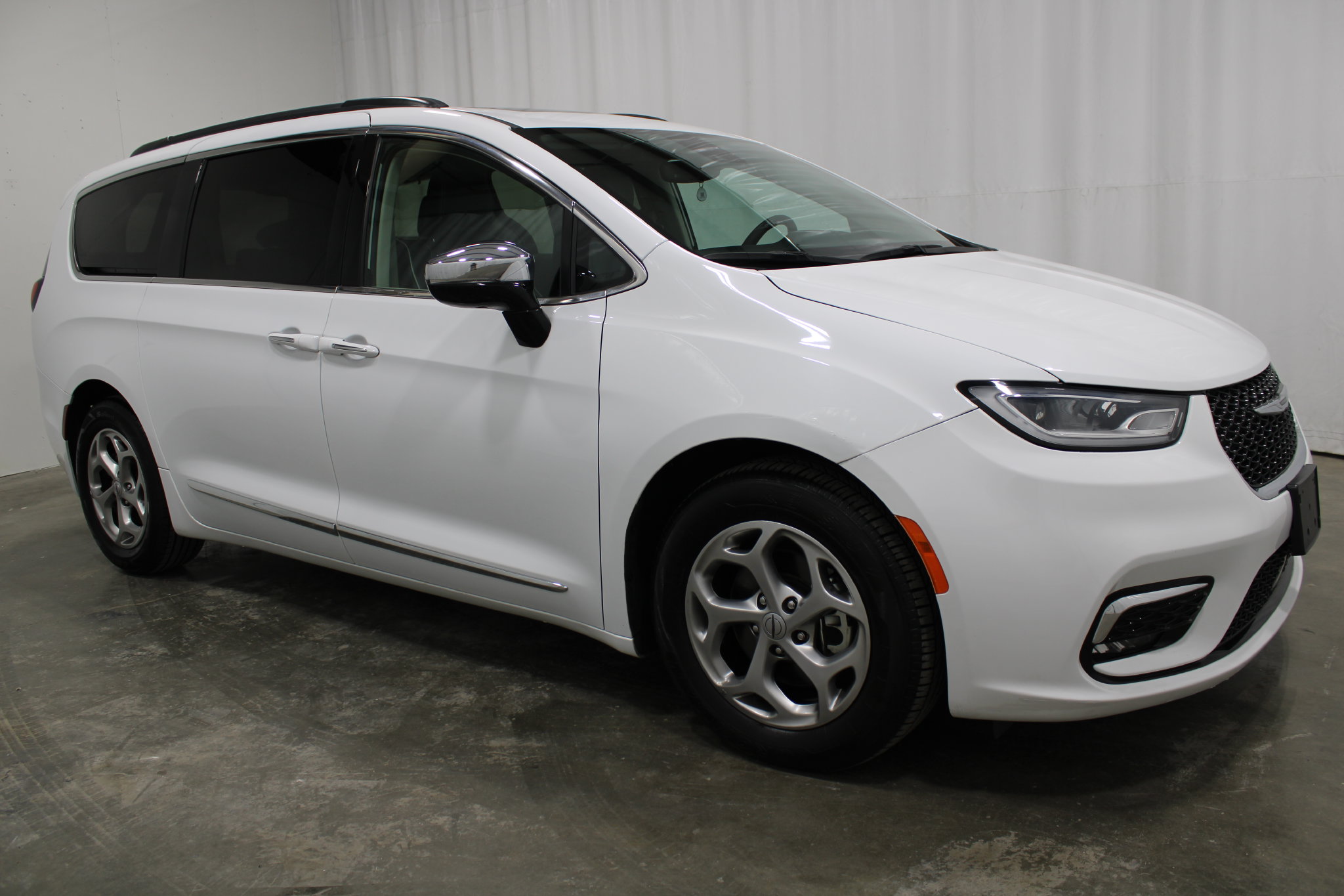 Used 2023 Chrysler Pacifica Limited Minivan/Van