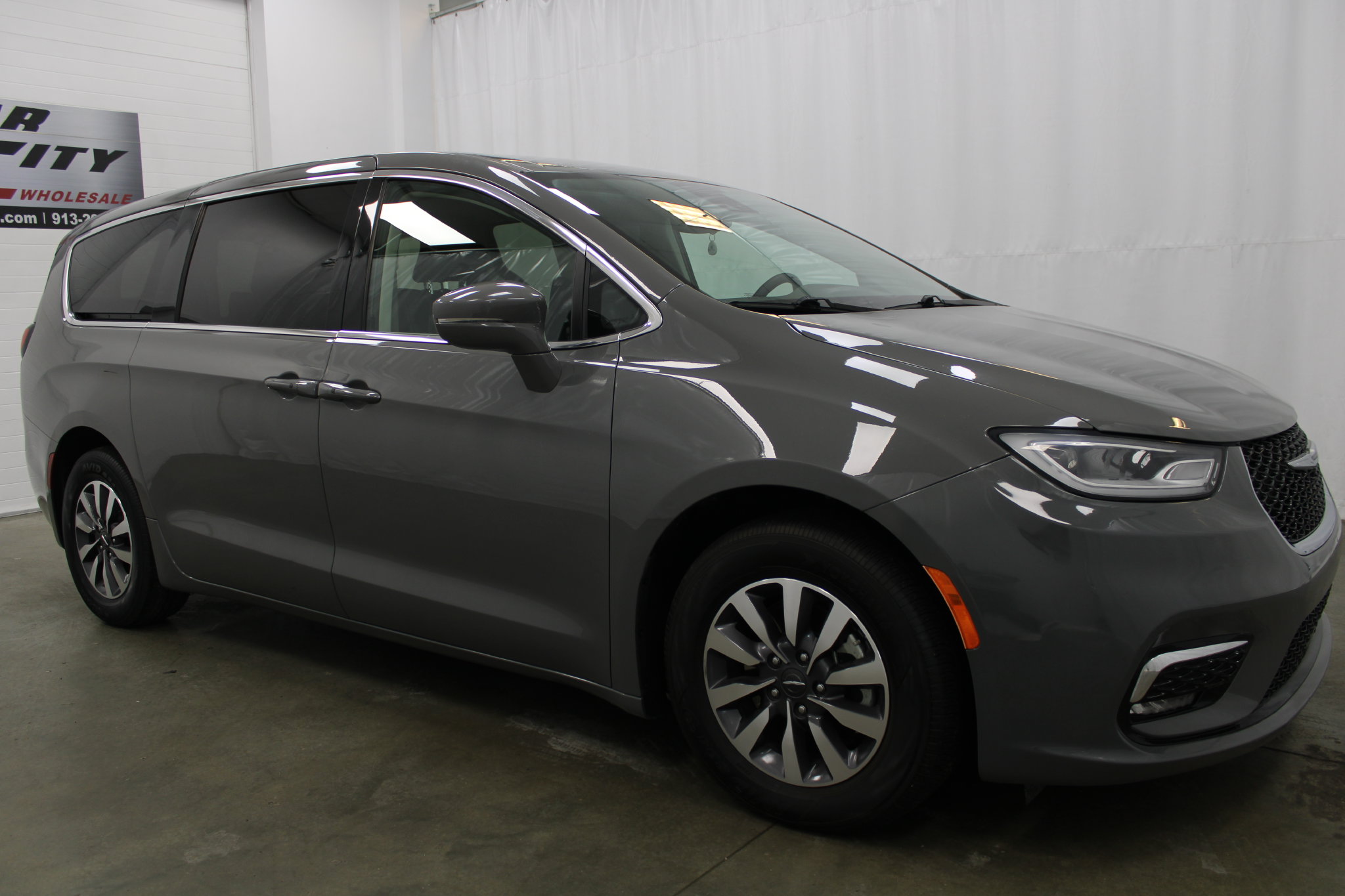 Used 2022 Chrysler Pacifica Hybrid Touring L Minivan/Van