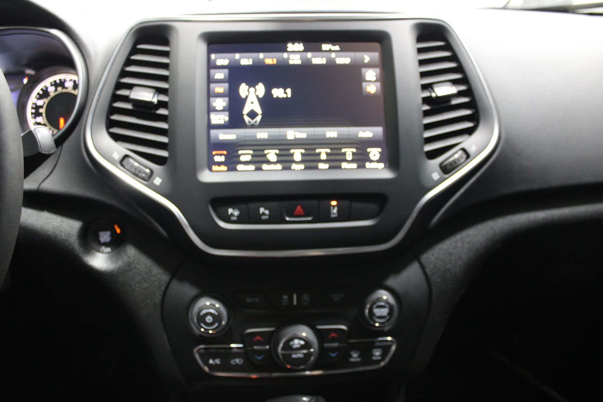 2023 Jeep Cherokee Altitude Lux - Photo 32