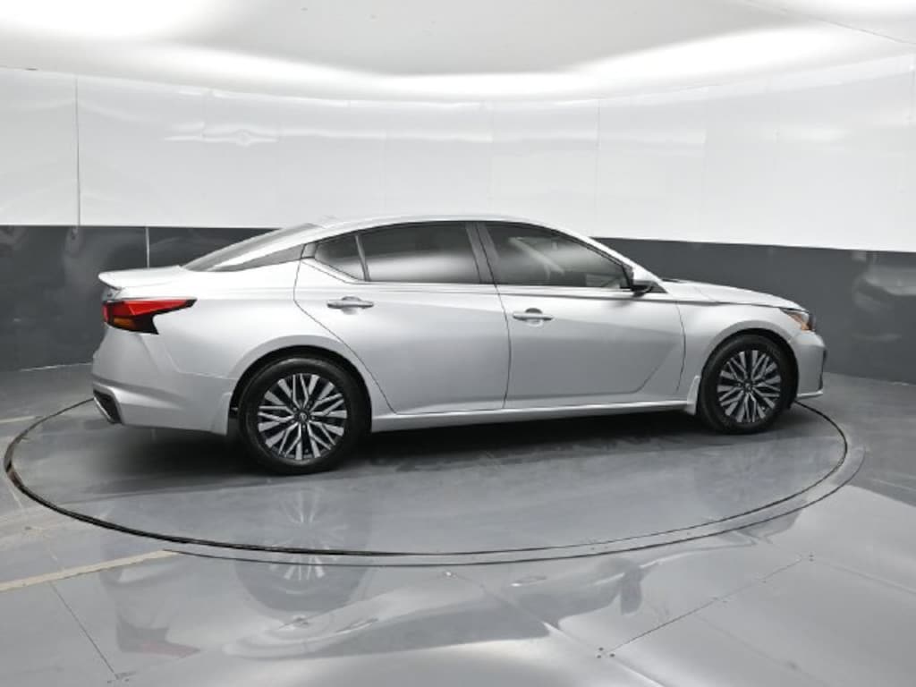 Used 2023 Nissan Altima 2.5 SV Sedan