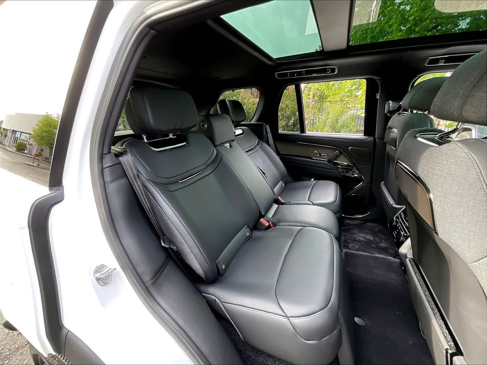 2026 Land Rover Range Rover SV - Photo 27