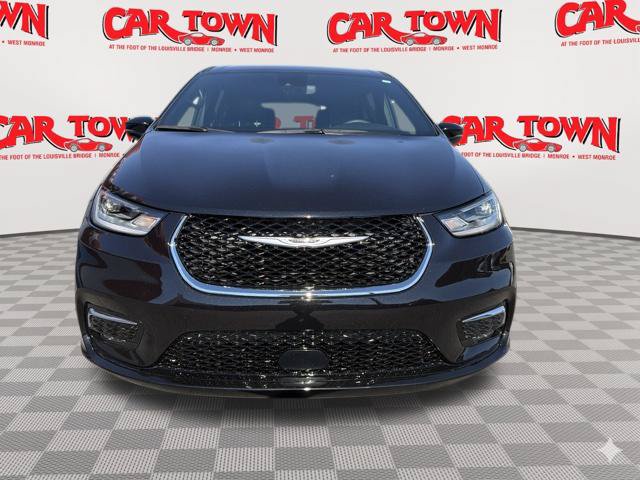 Used 2025 Chrysler Pacifica Select Minivan/Van