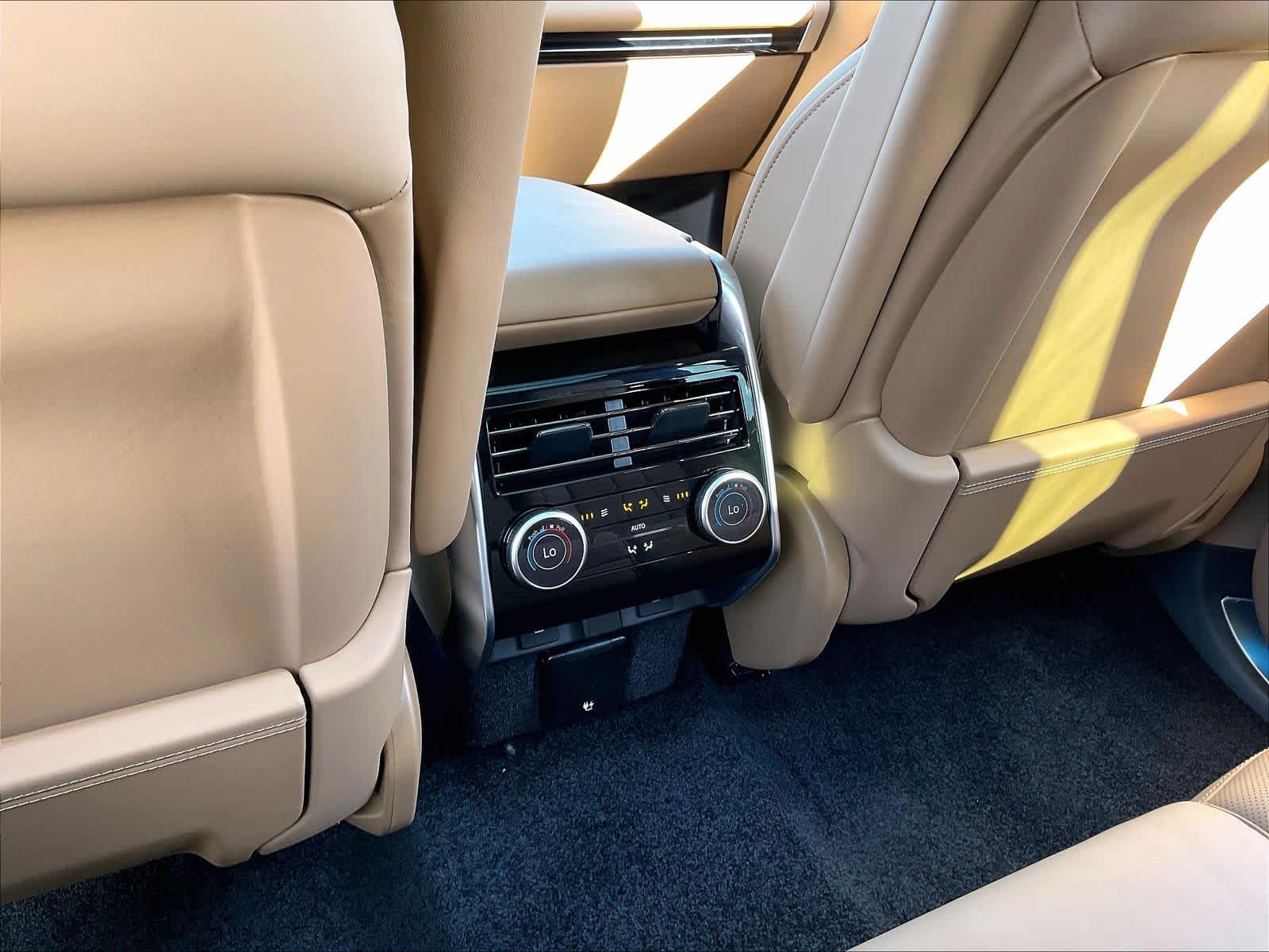 2025 Land Rover Range Rover SE - Photo 16