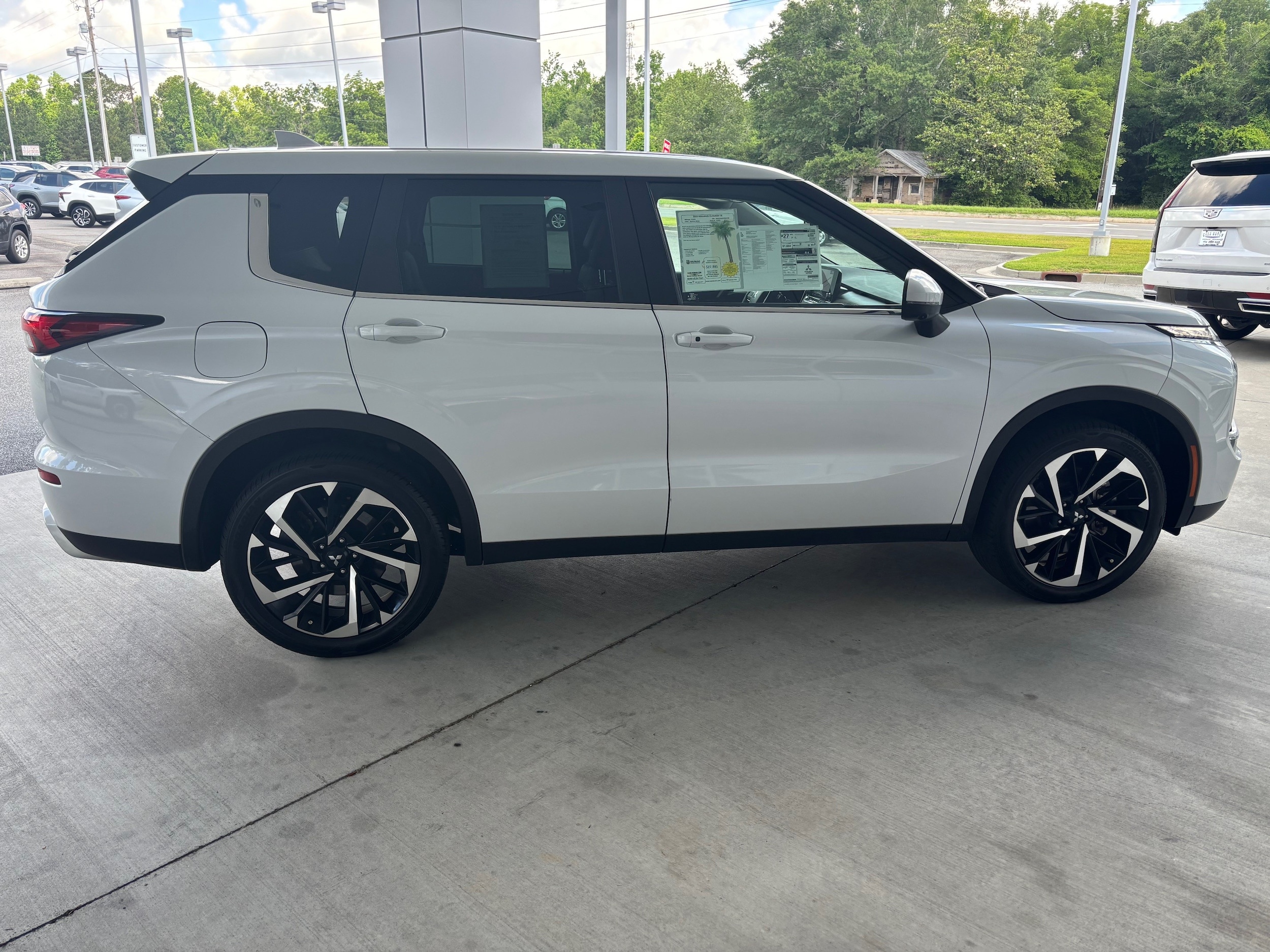 2023 Mitsubishi Outlander SE - Photo 6