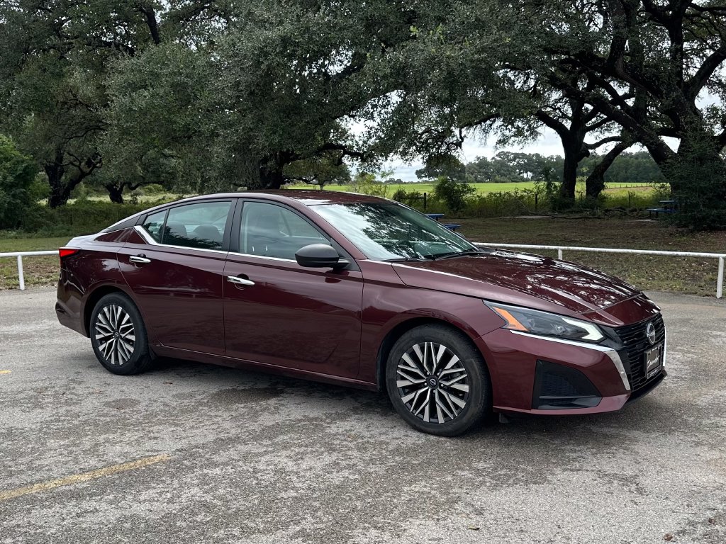 Used 2024 Nissan Altima SV with VIN 1N4BL4DV0RN337013 for sale in Weimar, TX