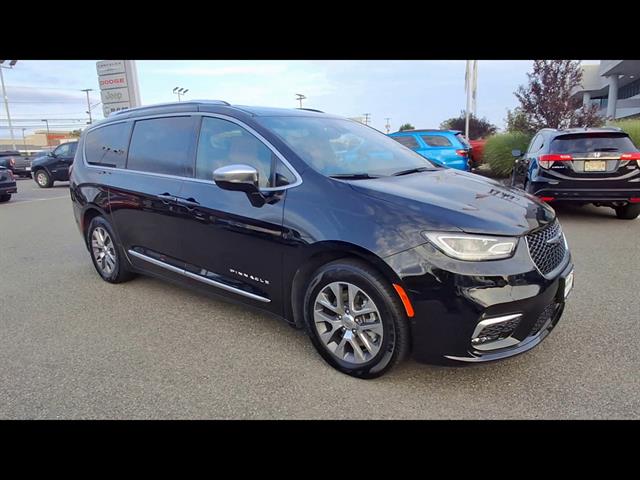 Used 2025 Chrysler Pacifica Pinnacle Van Passenger Van
