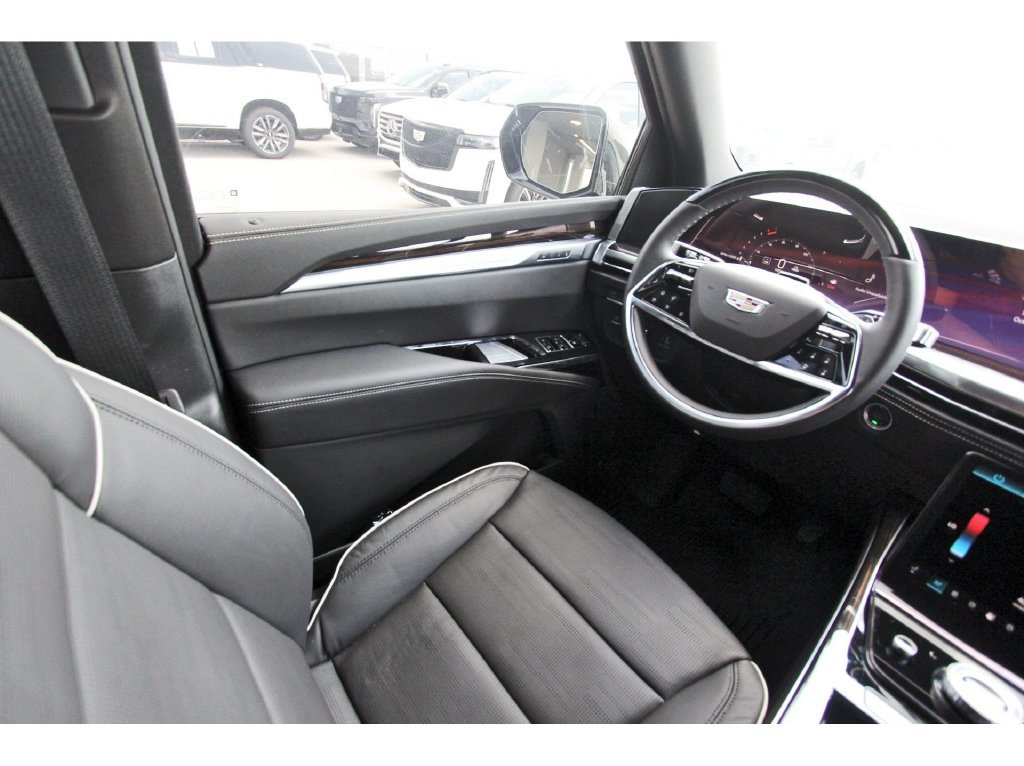 2027 Cadillac Escalade Luxury - Photo 8