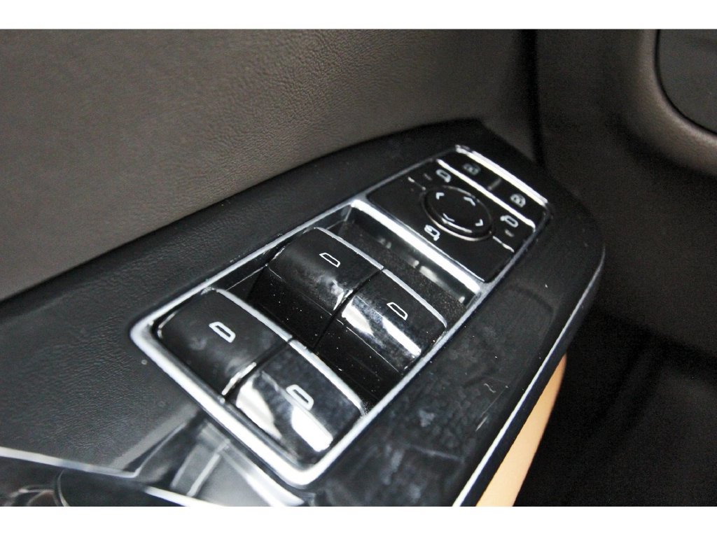 2027 Cadillac Escalade Luxury - Photo 16