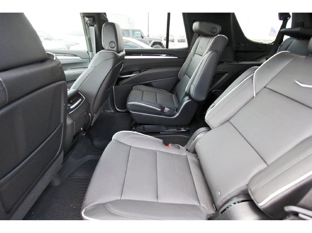 2027 Cadillac Escalade Luxury - Photo 7