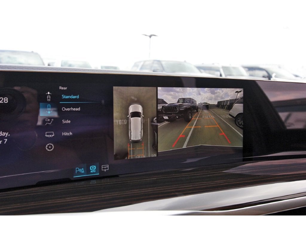 2027 Cadillac Escalade Luxury - Photo 18