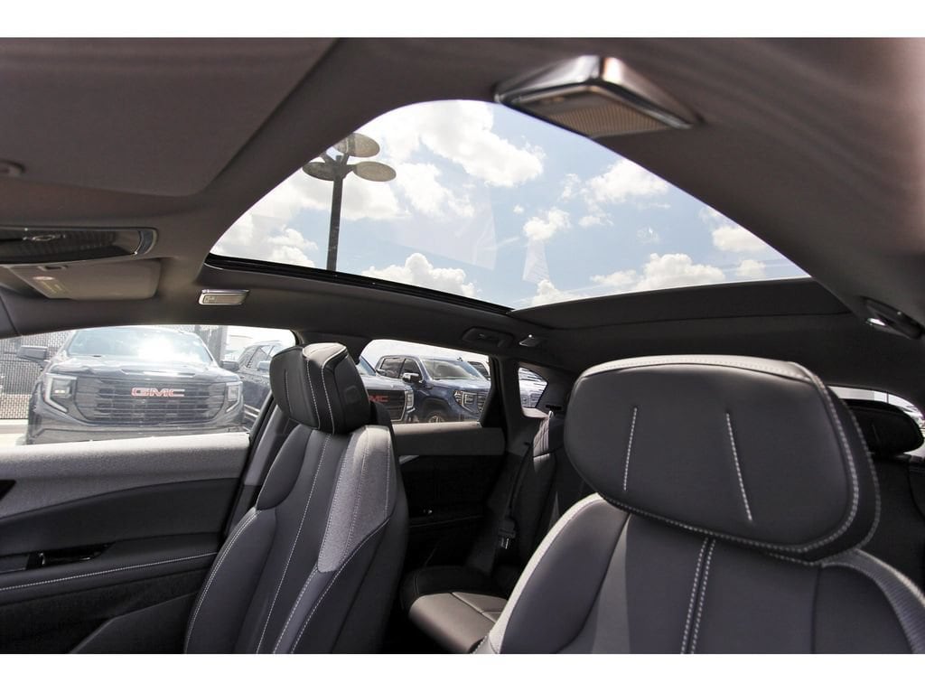 2027 Cadillac OPTIQ Luxury - Photo 23