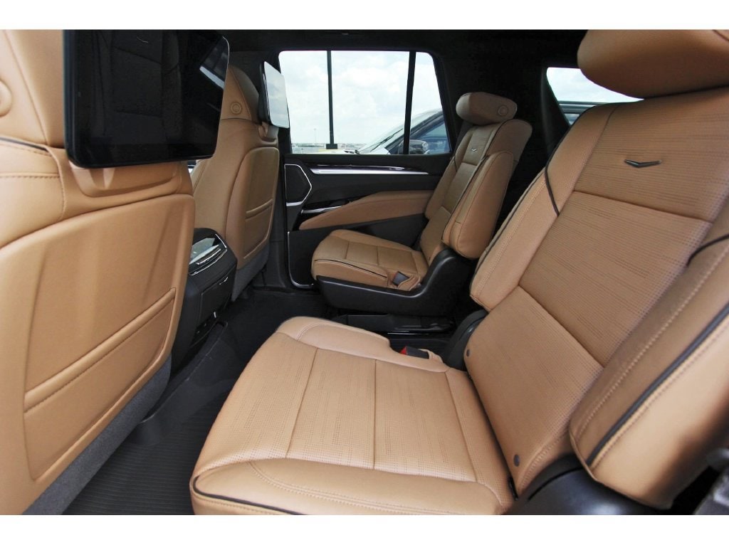 2027 Cadillac Escalade Luxury - Photo 7