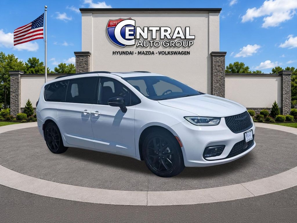 Used 2025 Chrysler Pacifica Limited Minivan/Van