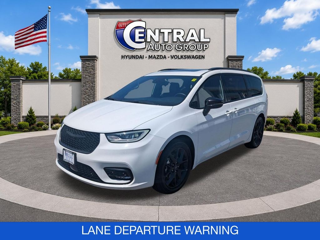 Used 2025 Chrysler Pacifica Limited Minivan/Van