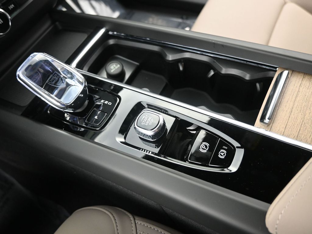 2026 Volvo XC60 Plus - Photo 24