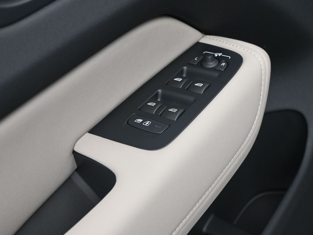 2026 Volvo XC60 Plus - Photo 11