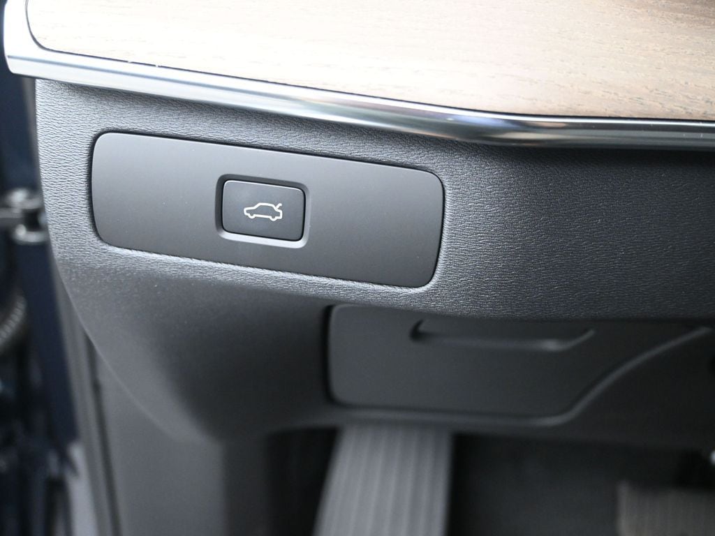 2026 Volvo XC90 Plus - Photo 14