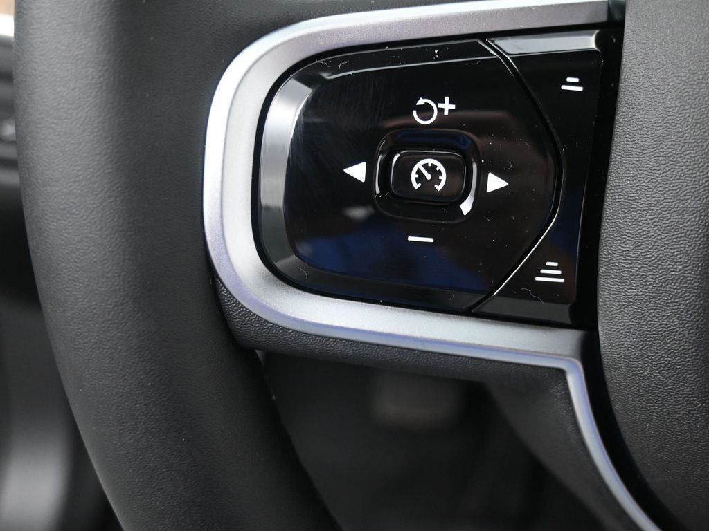 2026 Volvo XC60 Plus - Photo 17