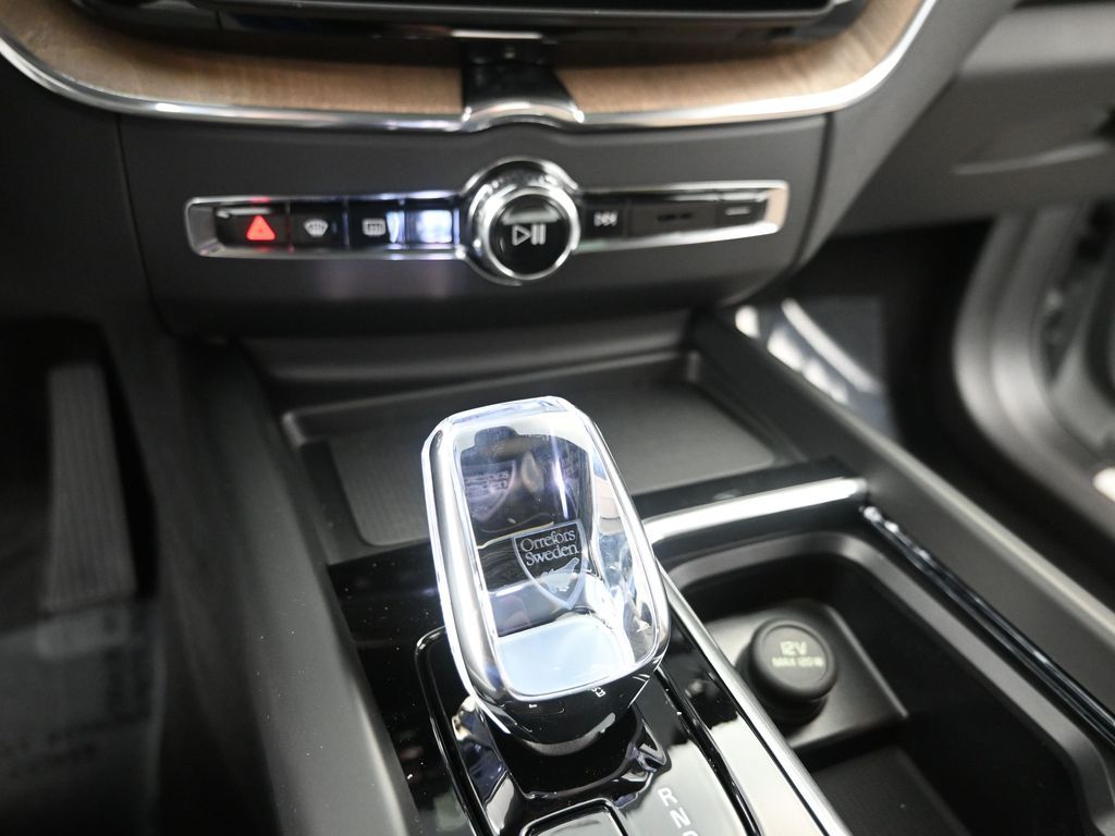 2026 Volvo XC60 Plus - Photo 23