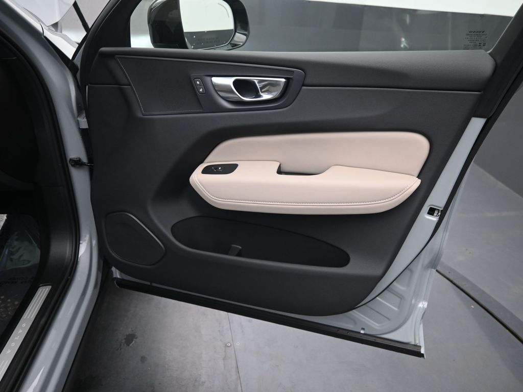 2026 Volvo XC60 Plus - Photo 35