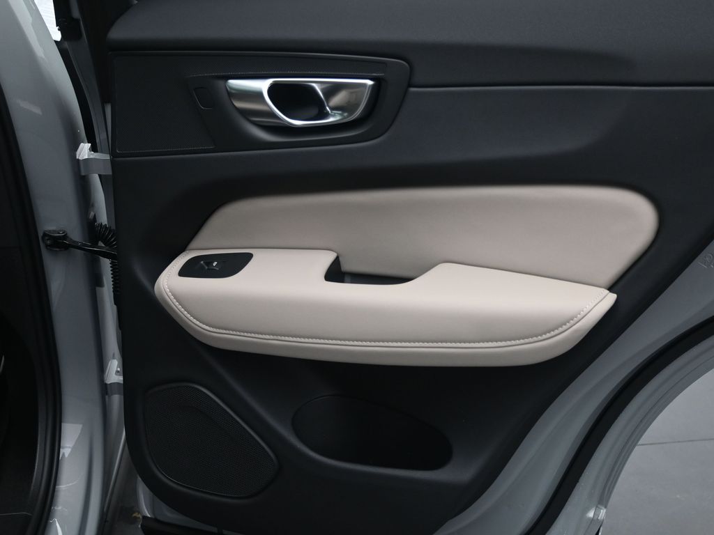 2026 Volvo XC60 Plus - Photo 32