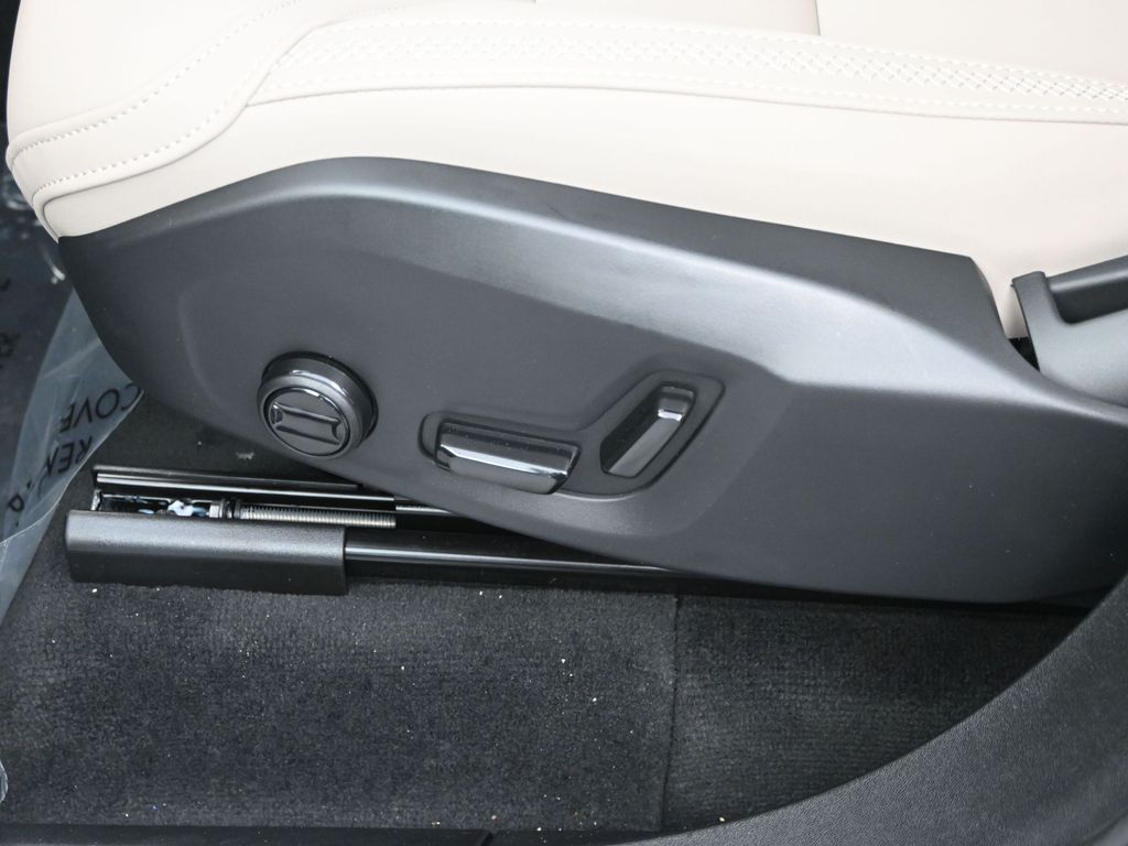 2026 Volvo XC90 Plus - Photo 11
