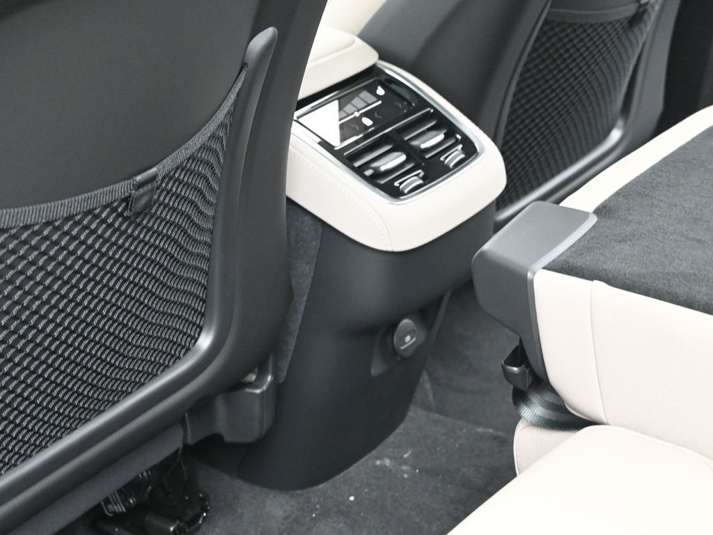 2026 Volvo XC90 Plus - Photo 29