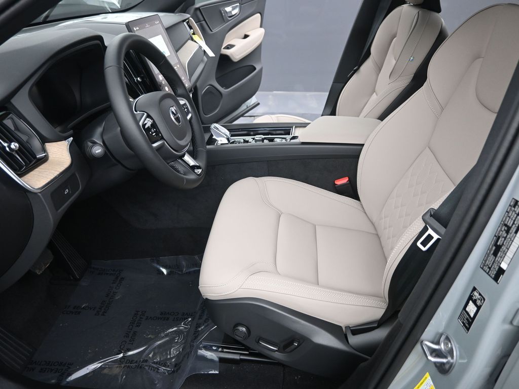 2026 Volvo XC60 Plus - Photo 13