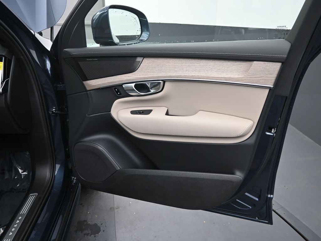 2026 Volvo XC90 Plus - Photo 37