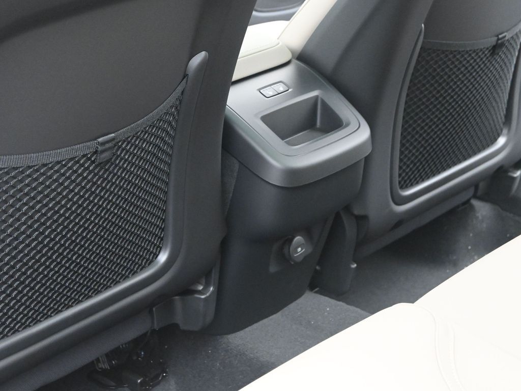 2026 Volvo XC60 Plus - Photo 29