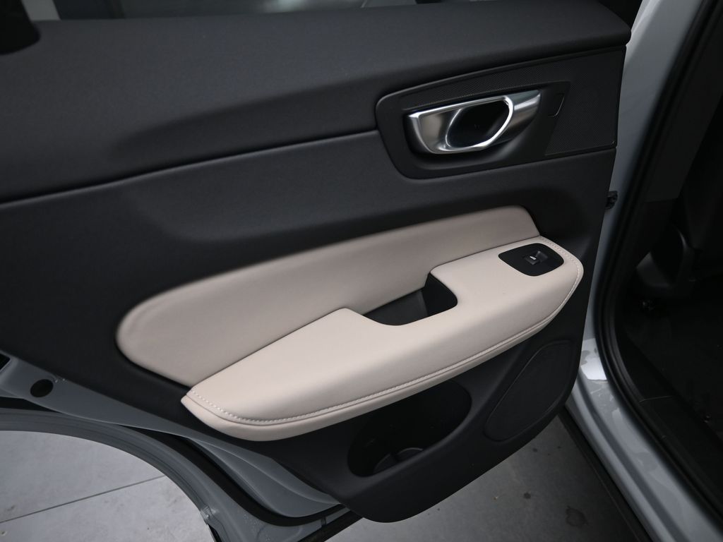 2026 Volvo XC60 Plus - Photo 27