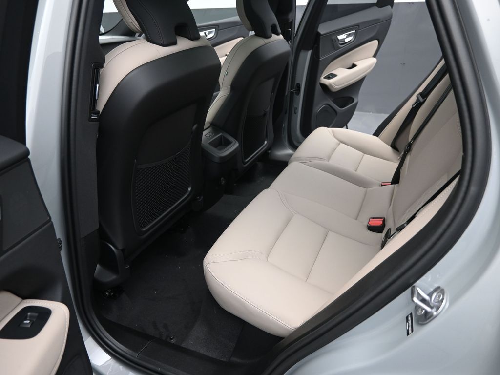 2026 Volvo XC60 Plus - Photo 28