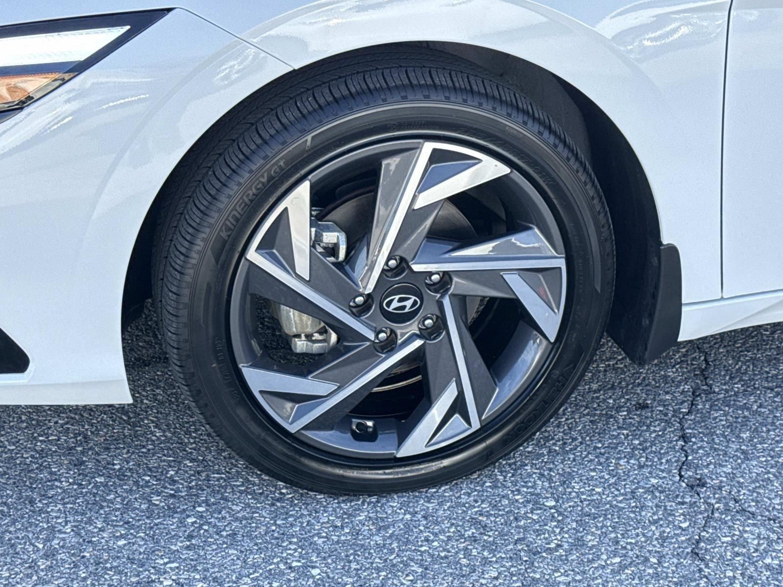 2025 Hyundai Elantra Limited - Photo 29