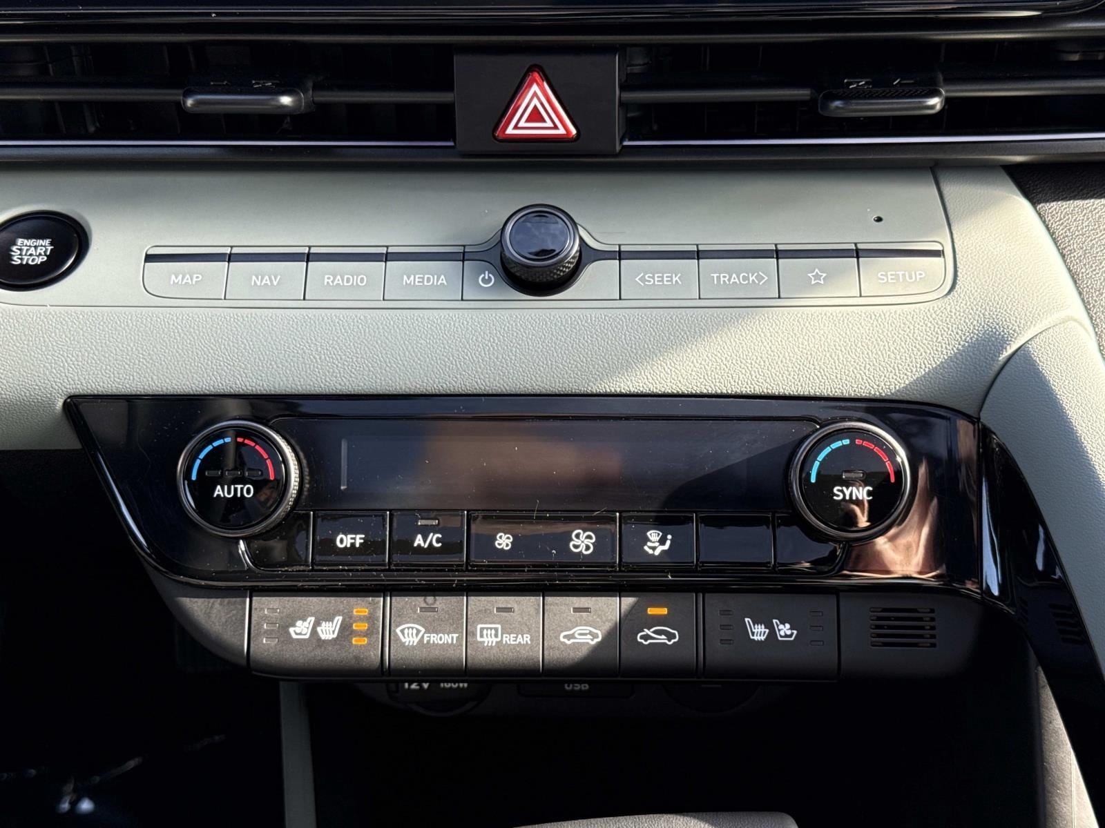 2025 Hyundai Elantra Limited - Photo 7
