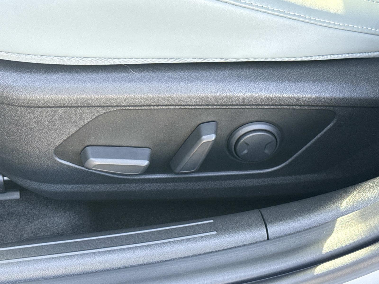 2025 Hyundai Elantra Limited - Photo 17