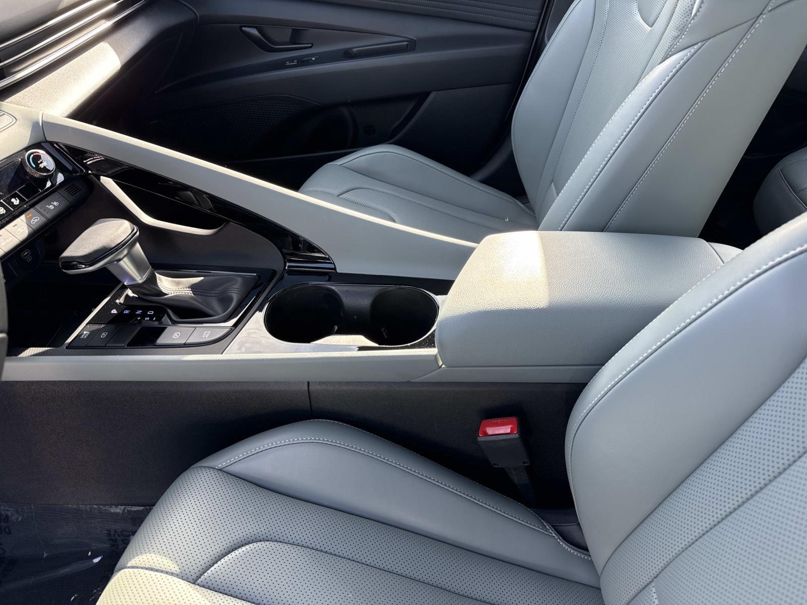2025 Hyundai Elantra Limited - Photo 16