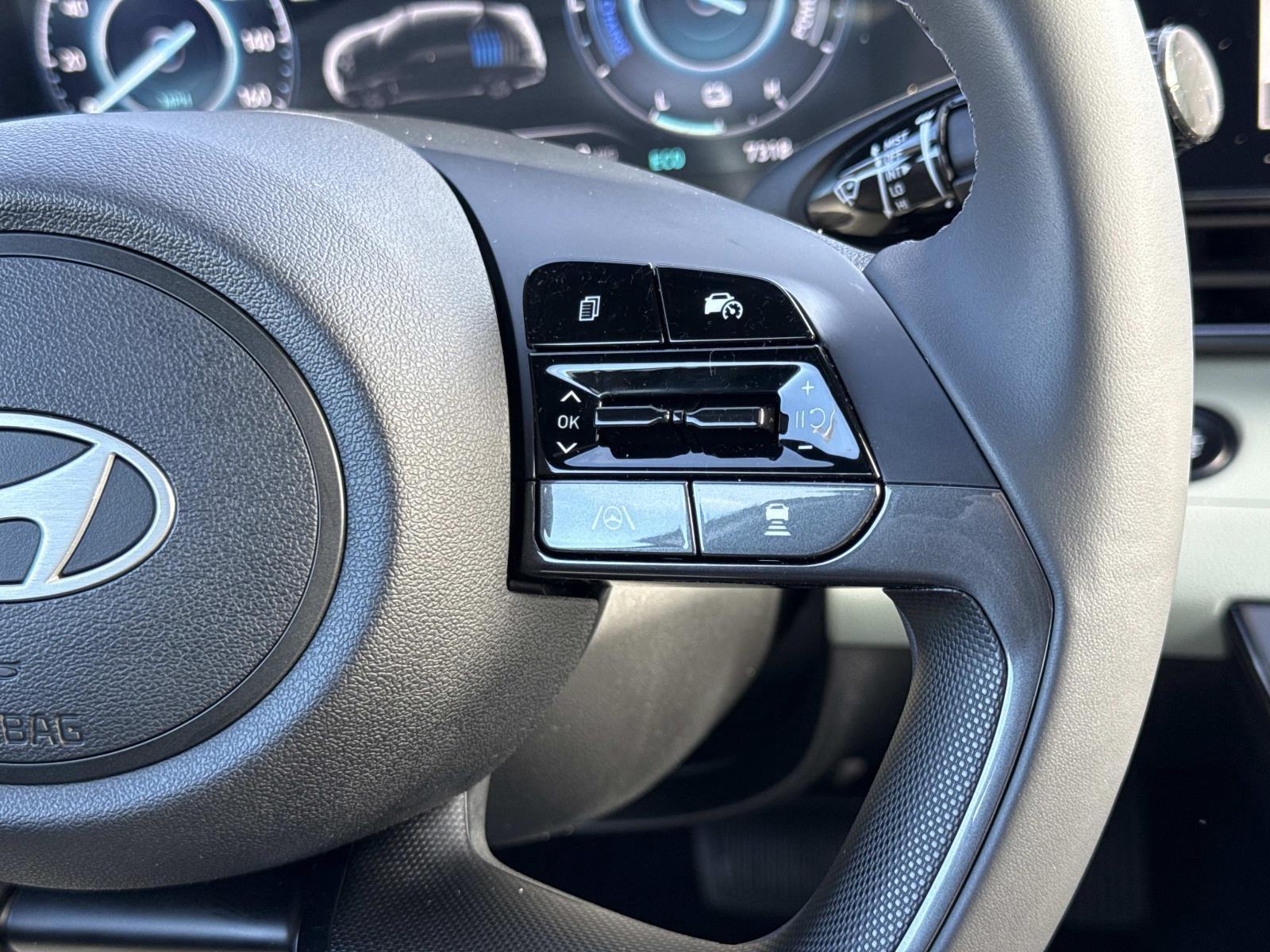 2025 Hyundai Elantra Limited - Photo 9