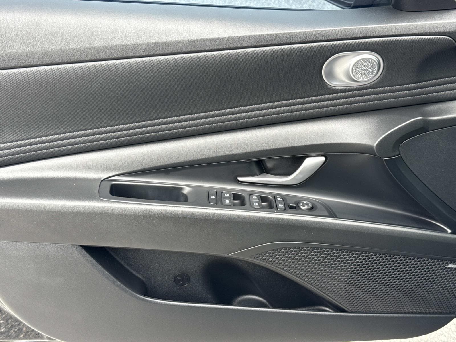2022 Hyundai Elantra Limited - Photo 18