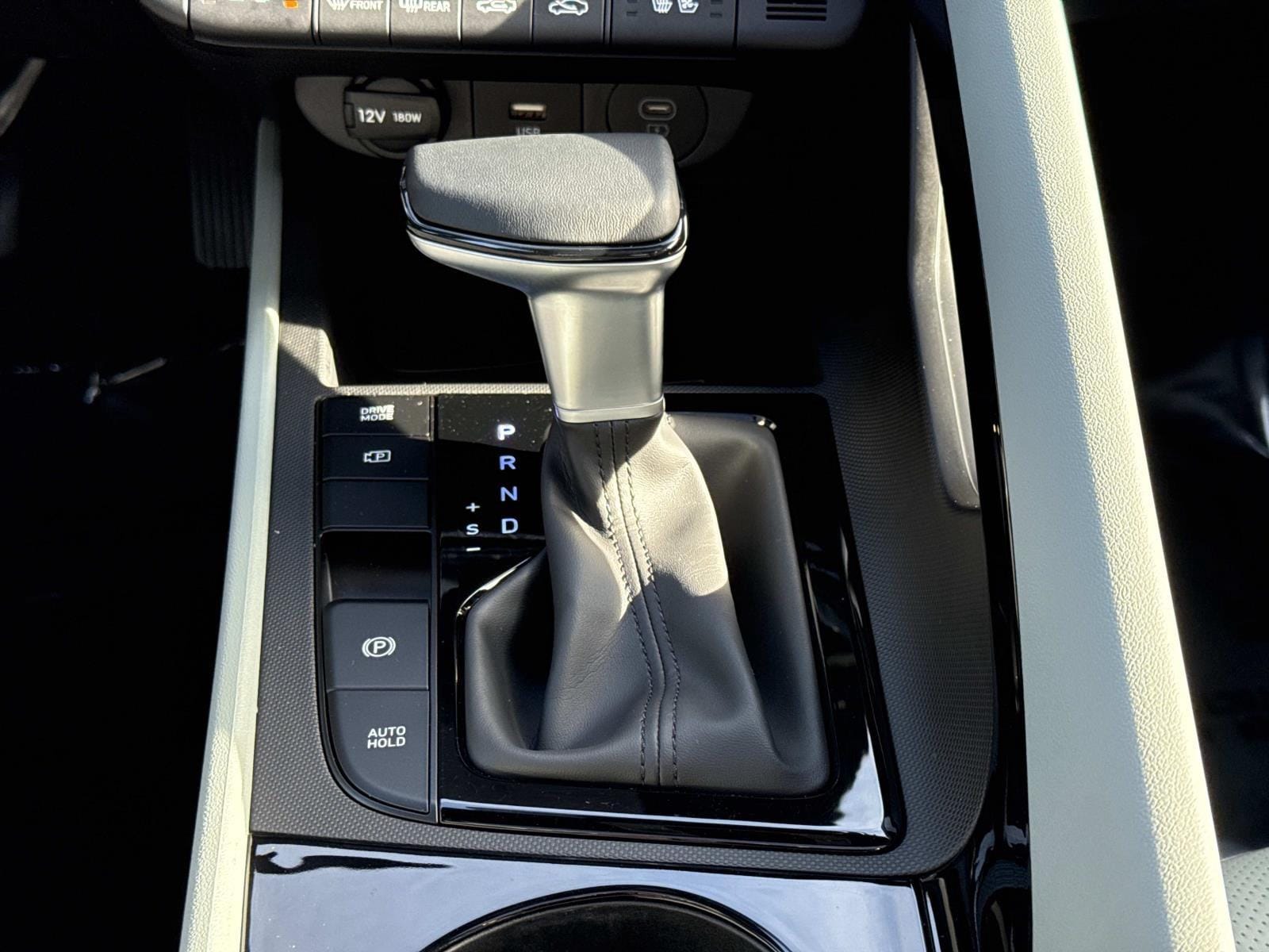 2025 Hyundai Elantra Limited - Photo 8