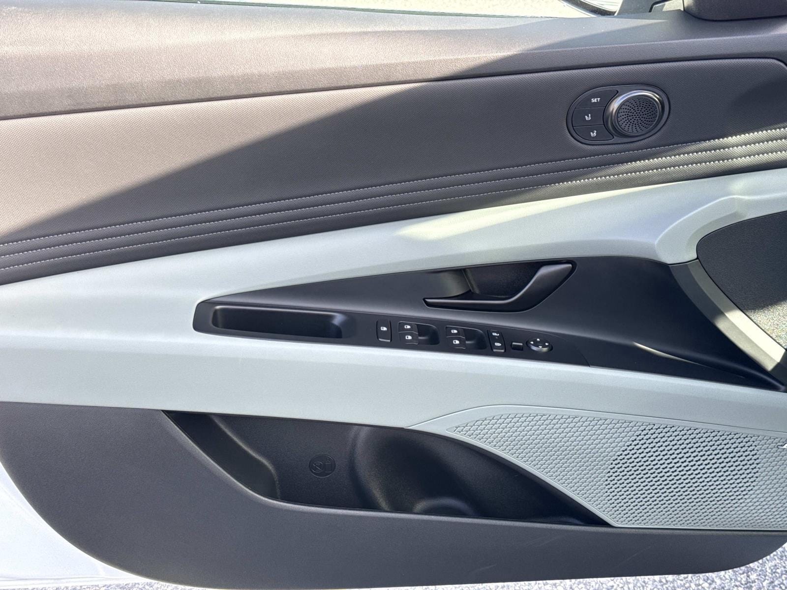 2025 Hyundai Elantra Limited - Photo 18