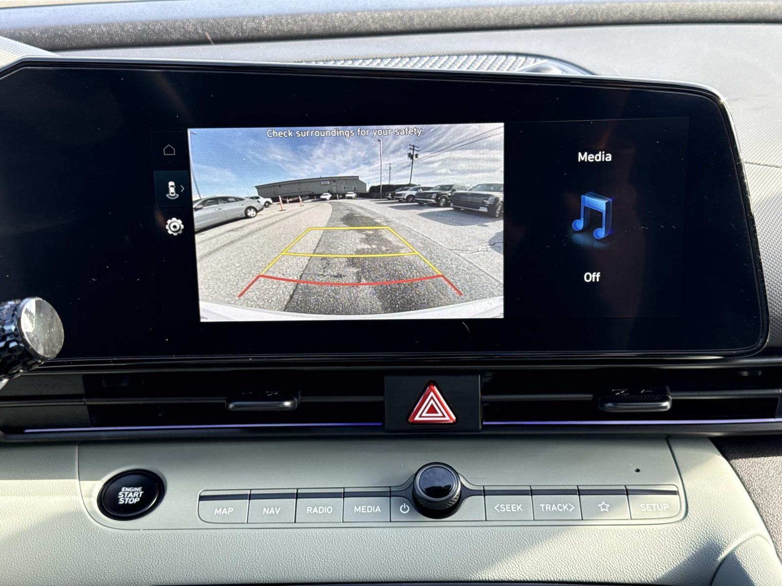 2025 Hyundai Elantra Limited - Photo 6