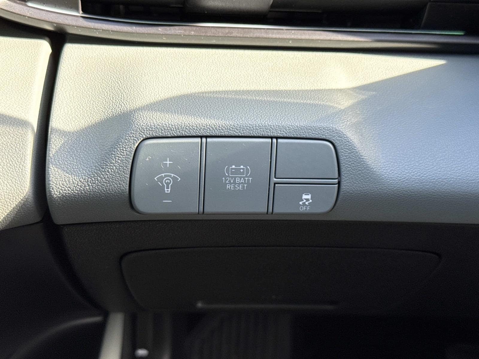 2025 Hyundai Elantra Limited - Photo 14