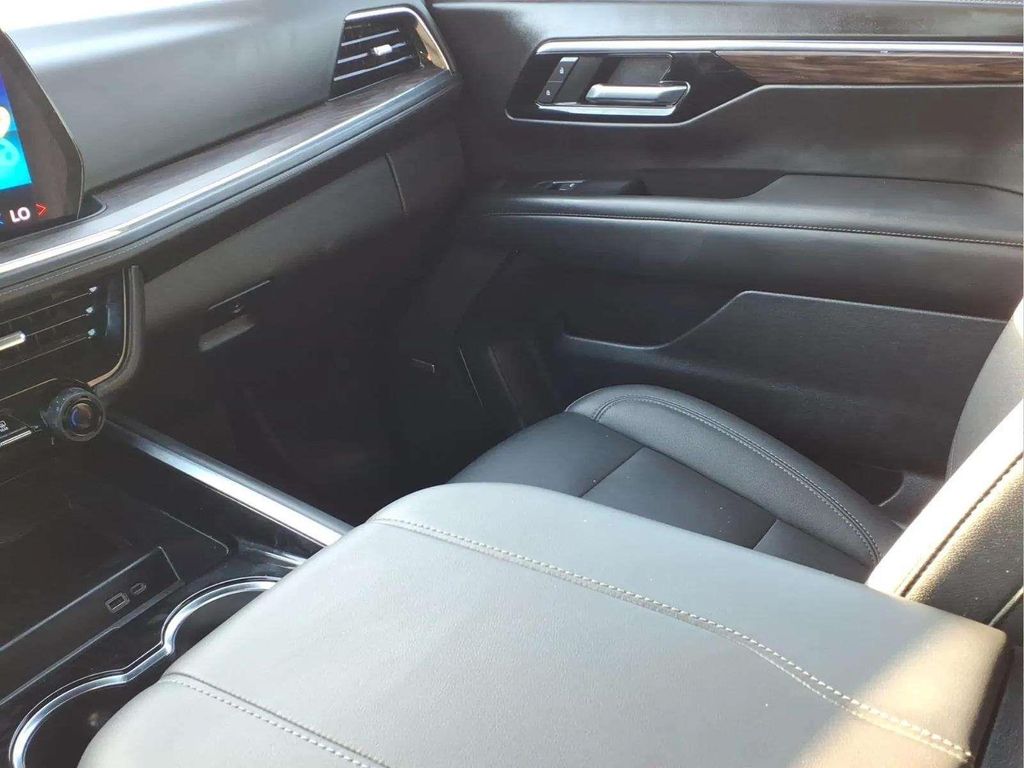 2025 Chevrolet Suburban Z71 - Photo 11