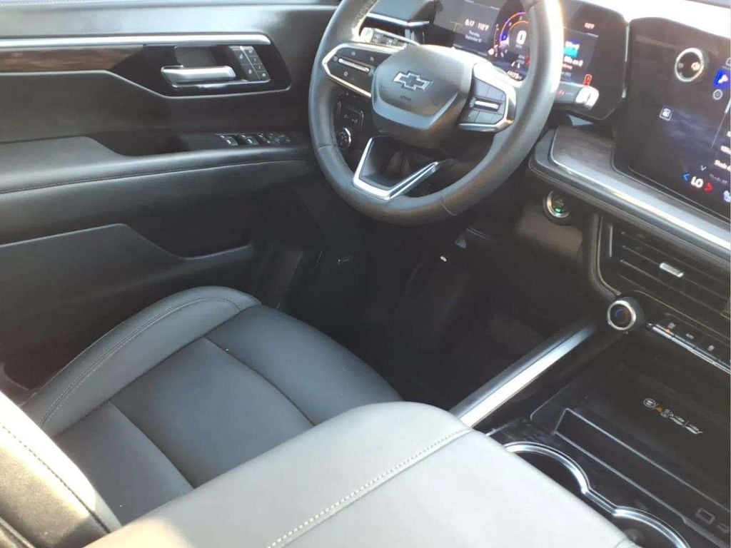 2025 Chevrolet Suburban Z71 - Photo 19