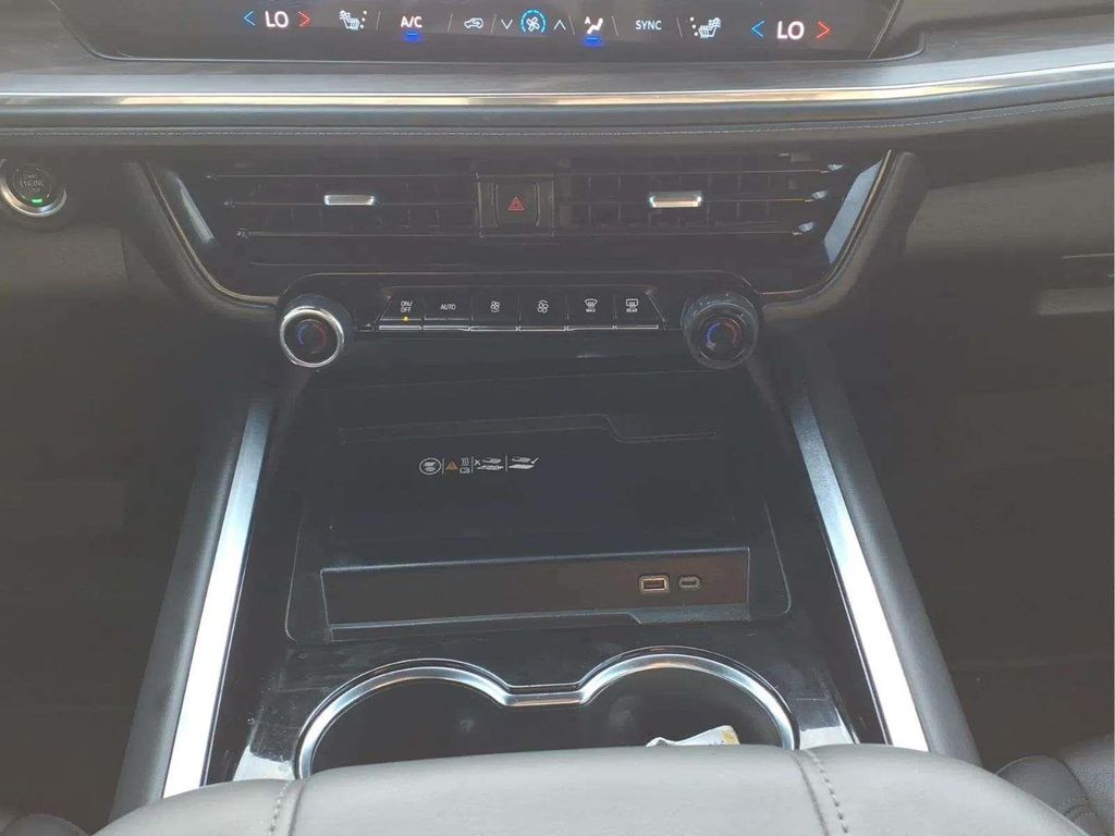 2025 Chevrolet Suburban Z71 - Photo 10