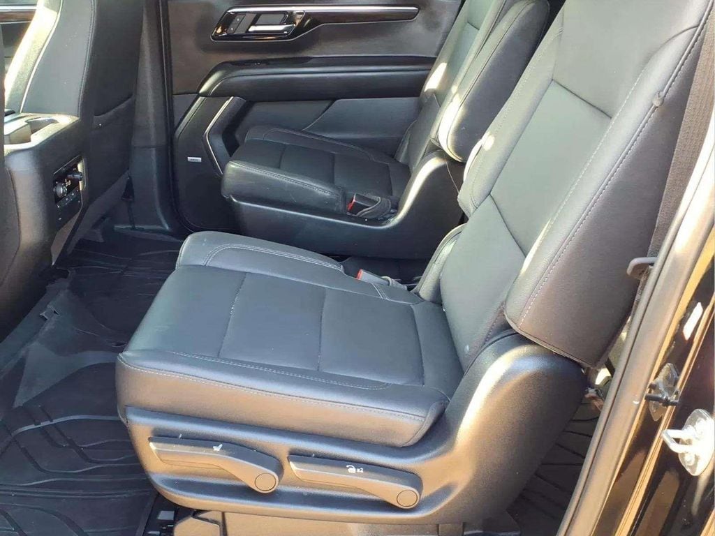 2025 Chevrolet Suburban Z71 - Photo 12